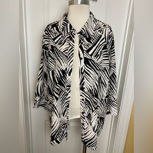 Essentials black and white zebra print crinkle button-front top 2X beach